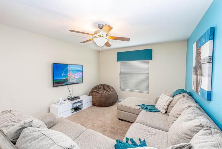 Salle de séjour élégante avec mobilier moderne dans un appartement à Building Buccaneer Palm Road - livly-housing - 1248320 - MCO à Four Corners, Four Corners