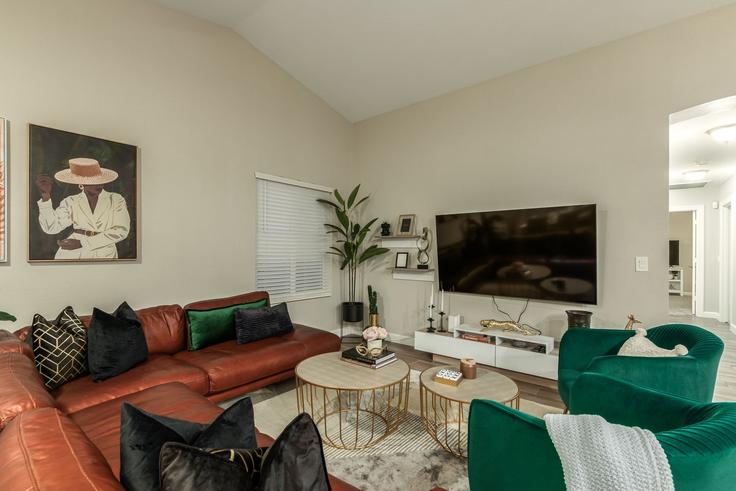 Phoenix PhoenixのBuilding South 19th Place - livly-housing - 1247676 - USAのアパートメントにある、モダンな家具を備えたエレガントなデザインのリビングルーム Phoenix PhoenixのBuilding South 19th Place - livly-housing - 1247676 - USAのアパートメントにある、モダンな家具を備えたエレガントなデザインのリビングルーム