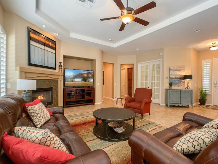 Gilbert GilbertのBuilding East Sourwood Drive - livly-housing - 1247232 - USAのアパートメントにある、モダンな家具を備えたエレガントなデザインのリビングルーム Gilbert GilbertのBuilding East Sourwood Drive - livly-housing - 1247232 - USAのアパートメントにある、モダンな家具を備えたエレガントなデザインのリビングルーム