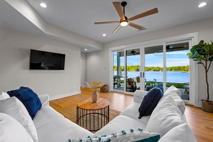 Building Hogan Lane - livly-housing - 1248941 - USA adresindeki bir dairede modern mobilyalarla zarif bir şekilde tasarlanmış oturma odası Mooresville, Mooresville