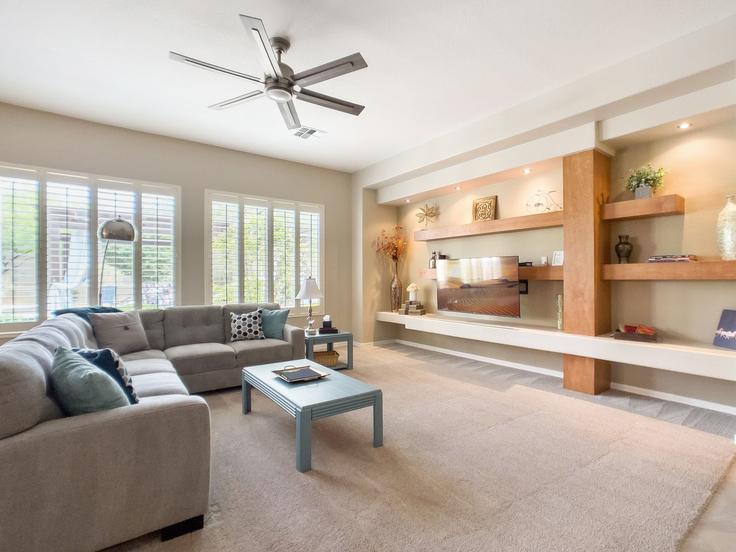 Building North Belfair Way - livly-housing - 1247229 - USA adresindeki bir dairede modern mobilyalarla zarif bir şekilde tasarlanmış oturma odası Anthem, Anthem