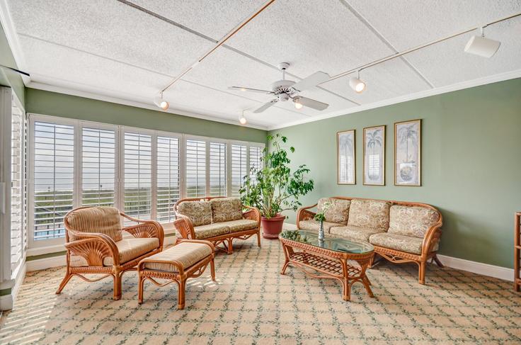 Salle de séjour élégante avec mobilier moderne dans un appartement à Building South Fletcher Avenue - livly-housing - 1248196 - USA à Fernandina Beach, Fernandina Beach Salle de séjour élégante avec mobilier moderne dans un appartement à Building South Fletcher Avenue - livly-housing - 1248196 - USA à Fernandina Beach, Fernandina Beach