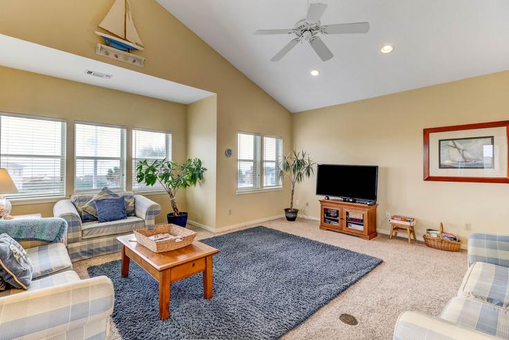 Salle de séjour élégante avec mobilier moderne dans un appartement à Building South Fletcher Avenue - livly-housing - 1247045 - USA à Fernandina Beach, Fernandina Beach