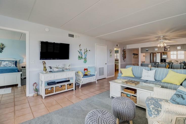 Salle de séjour élégante avec mobilier moderne dans un appartement à Building Jimmy Buffett Memorial Highway - livly-housing - 1248197 - USA à Fernandina Beach, Fernandina Beach Salle de séjour élégante avec mobilier moderne dans un appartement à Building Jimmy Buffett Memorial Highway - livly-housing - 1248197 - USA à Fernandina Beach, Fernandina Beach