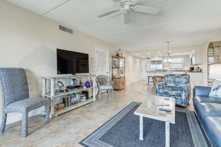 Salle de séjour élégante avec mobilier moderne dans un appartement à Building Jimmy Buffett Memorial Highway - livly-housing - 1248215 - USA à Fernandina Beach, Fernandina Beach