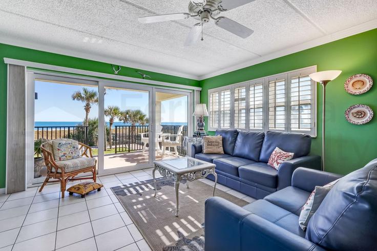 Sala de estar elegantemente projetada com móveis modernos em um apartamento no Building South Fletcher Avenue - livly-housing - 1248220 - USA em Fernandina Beach, Fernandina Beach Sala de estar elegantemente projetada com móveis modernos em um apartamento no Building South Fletcher Avenue - livly-housing - 1248220 - USA em Fernandina Beach, Fernandina Beach