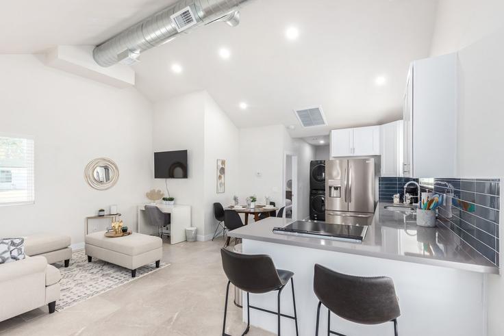 Salle de séjour élégante avec mobilier moderne dans un appartement à Building North Dayton Street - livly-housing - 1247657 - USA à Phoenix, Phoenix Salle de séjour élégante avec mobilier moderne dans un appartement à Building North Dayton Street - livly-housing - 1247657 - USA à Phoenix, Phoenix