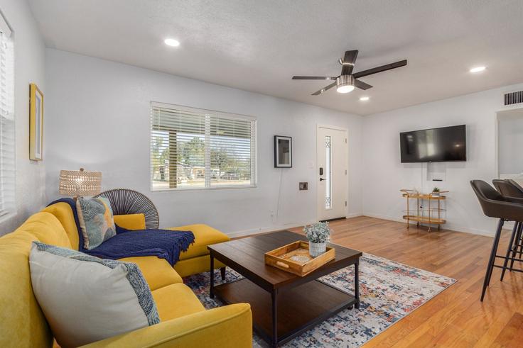 Salle de séjour élégante avec mobilier moderne dans un appartement à Building North 14th Street - livly-housing - 1247661 - USA à Phoenix, Phoenix Salle de séjour élégante avec mobilier moderne dans un appartement à Building North 14th Street - livly-housing - 1247661 - USA à Phoenix, Phoenix