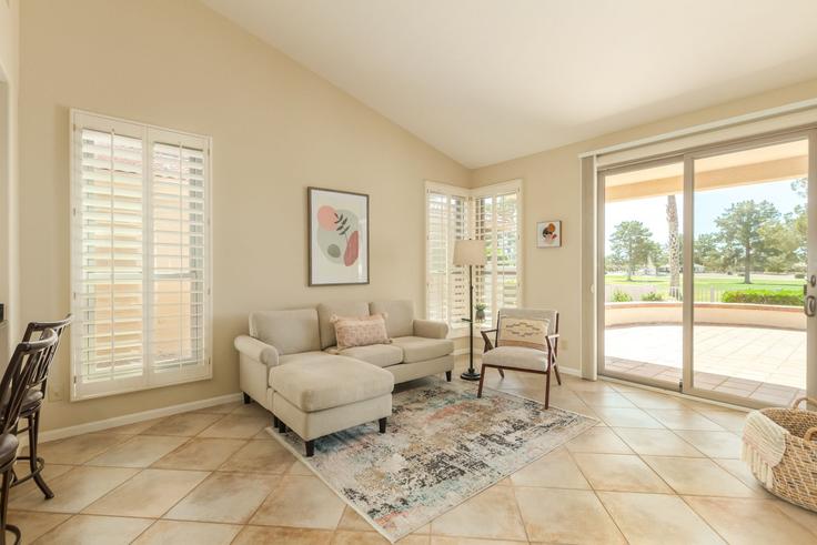 Elegante sala de estar con mobiliario moderno en un apartamento en Building East Michigan Avenue - livly-housing - 1247670 - USA en Sun Lakes, Sun Lakes