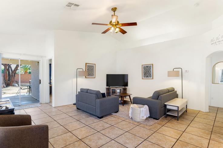 Elegant gestaltetes Wohnzimmer mit moderner Einrichtung in einer Wohnung im Building West Sonesta Drive - livly-housing - 1247675 - USA in Marana, Marana Elegant gestaltetes Wohnzimmer mit moderner Einrichtung in einer Wohnung im Building West Sonesta Drive - livly-housing - 1247675 - USA in Marana, Marana