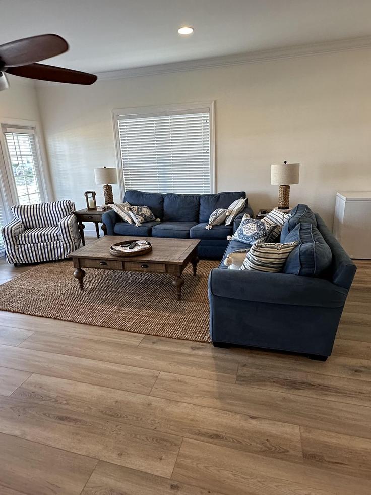 Marathon MarathonのBuilding 1st Avenue Gulf - livly-housing - 1248600 - USAのアパートメントにある、モダンな家具を備えたエレガントなデザインのリビングルーム