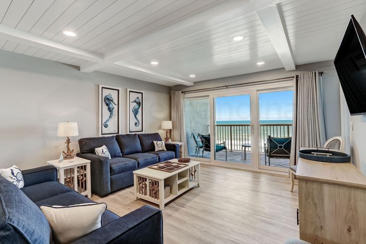 Elegant gestaltetes Wohnzimmer mit moderner Einrichtung in einer Wohnung im Building Jimmy Buffett Memorial Highway - livly-housing - 1248177 - USA in Fernandina Beach, Fernandina Beach