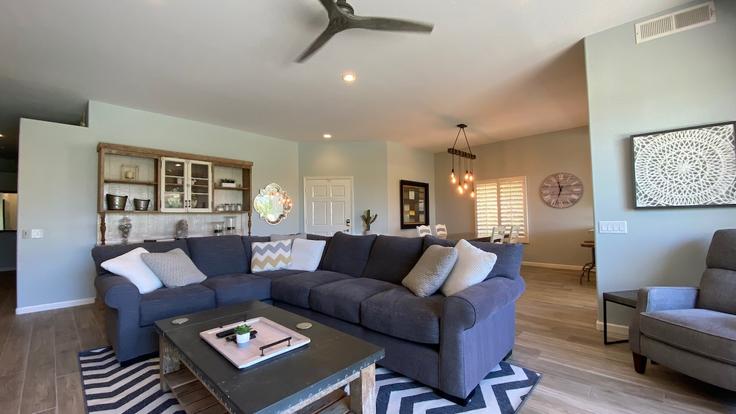 Building Colonial Drive - livly-housing - 1247281 - LAX adresindeki bir dairede modern mobilyalarla zarif bir şekilde tasarlanmış oturma odası Rancho Mirage, Rancho Mirage