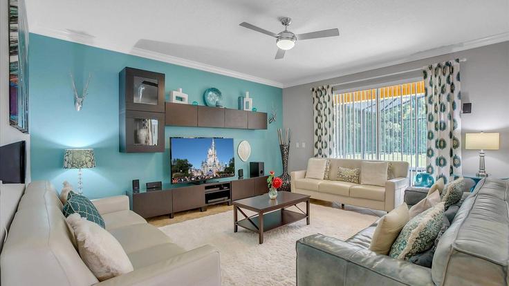 Elegante sala de estar con mobiliario moderno en un apartamento en Building Buccaneer Palm Road - livly-housing - 1246886 - MCO en Four Corners, Four Corners