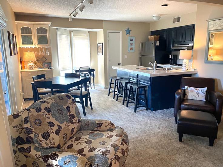 Building Live Oak Park - livly-housing - 1248640 - USA adresindeki bir dairede modern mobilyalarla zarif bir şekilde tasarlanmış oturma odası Seabrook Island, Seabrook Island