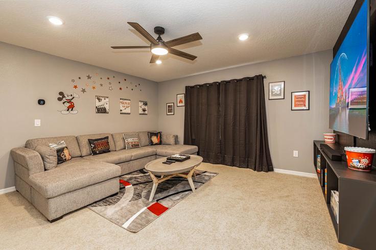 Sala de estar elegantemente projetada com móveis modernos em um apartamento no Building Misty Oak Circle - livly-housing - 1248311 - MCO em Davenport, Davenport
