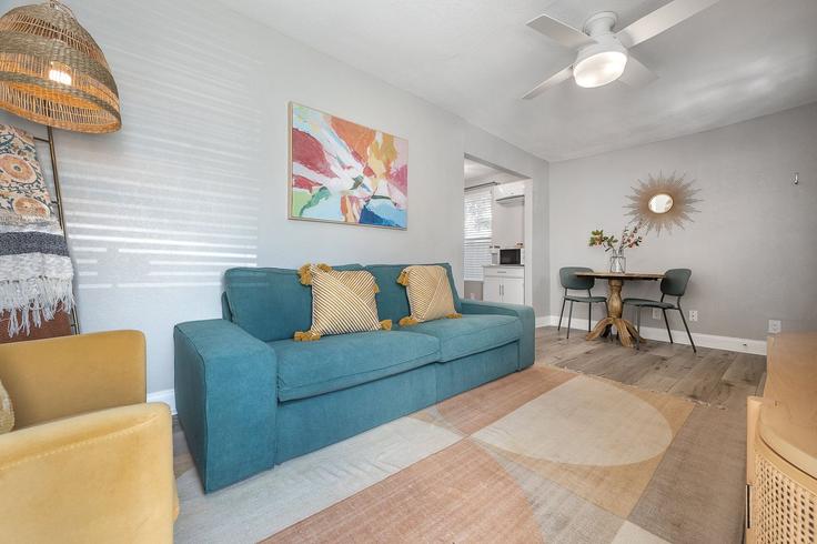 Salle de séjour élégante avec mobilier moderne dans un appartement à Building West North B Street - livly-housing - 1248832 - TPA à Tampa, Tampa