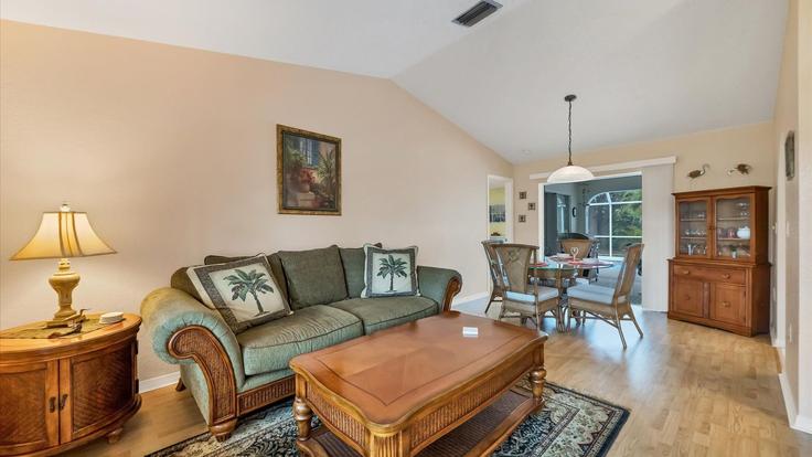 Sala de estar elegantemente projetada com móveis modernos em um apartamento no Building Copiapo Circle - livly-housing - 1246920 - USA em Punta Gorda, Punta Gorda