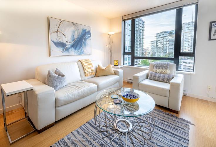 Sala de estar elegantemente projetada com móveis modernos em um apartamento no Building Humboldt Street - livly-housing - 1247932 - TOR em Victoria, Victoria Sala de estar elegantemente projetada com móveis modernos em um apartamento no Building Humboldt Street - livly-housing - 1247932 - TOR em Victoria, Victoria