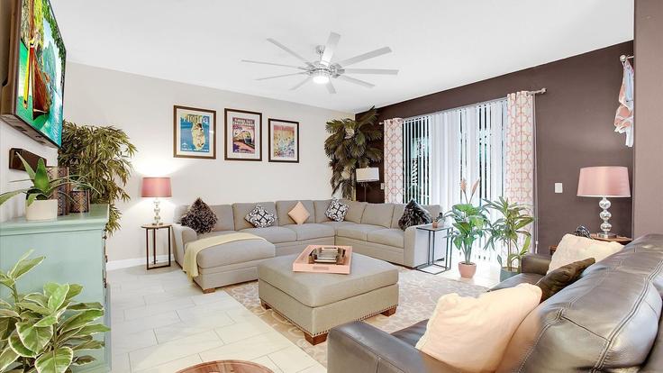 Sala de estar elegantemente projetada com móveis modernos em um apartamento no Building Solterra Circle - livly-housing - 1246879 - MCO em Davenport, Davenport Sala de estar elegantemente projetada com móveis modernos em um apartamento no Building Solterra Circle - livly-housing - 1246879 - MCO em Davenport, Davenport