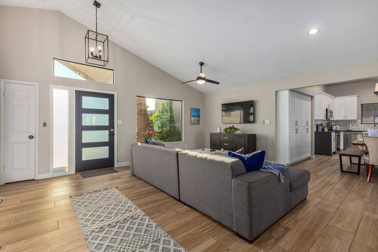 Salle de séjour élégante avec mobilier moderne dans un appartement à Building North 110th Place - livly-housing - 1247650 - USA à Scottsdale, Scottsdale