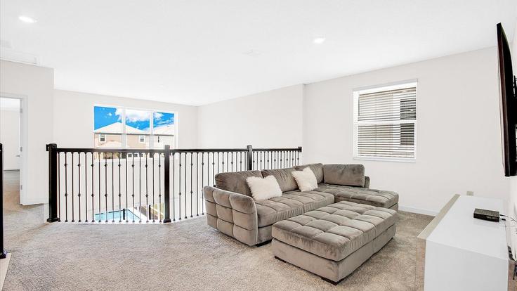 Salle de séjour élégante avec mobilier moderne dans un appartement à Building Whistling Straits Boulevard - livly-housing - 1248812 - MCO à Four Corners, Four Corners