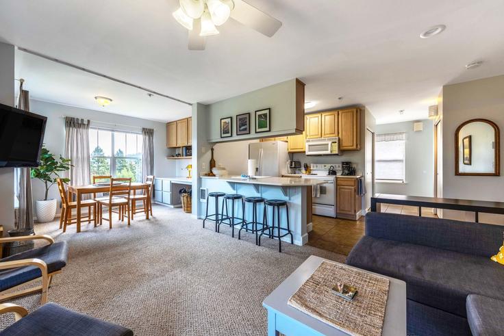 Elegante sala de estar con mobiliario moderno en un apartamento en Building Cascade Avenue - livly-housing - 1247359 - USA en Hood River, Hood River