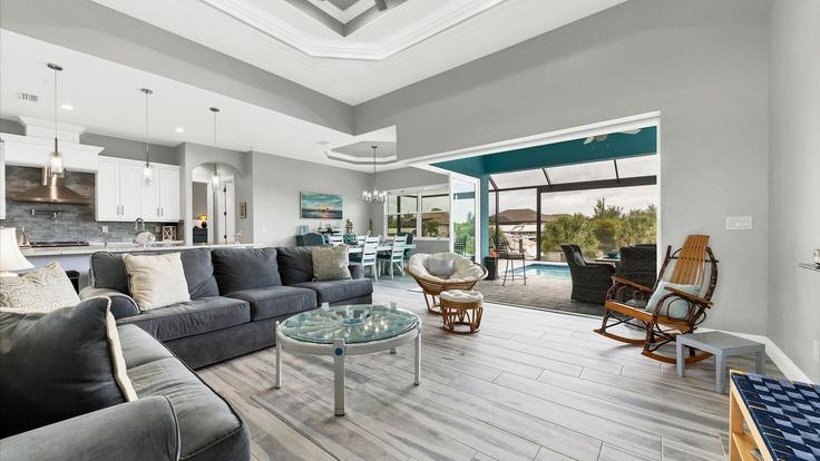 Port Charlotte Port CharlotteのBuilding Melport Circle - livly-housing - 1248793 - USAのアパートメントにある、モダンな家具を備えたエレガントなデザインのリビングルーム Port Charlotte Port CharlotteのBuilding Melport Circle - livly-housing - 1248793 - USAのアパートメントにある、モダンな家具を備えたエレガントなデザインのリビングルーム