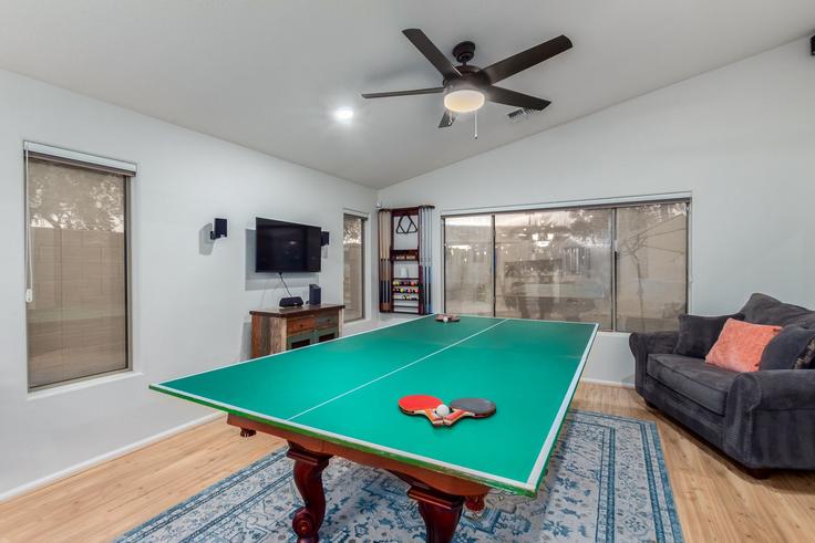 Elegant gestaltetes Wohnzimmer mit moderner Einrichtung in einer Wohnung im Building North 165th Drive - livly-housing - 1247660 - USA in Goodyear, Goodyear Elegant gestaltetes Wohnzimmer mit moderner Einrichtung in einer Wohnung im Building North 165th Drive - livly-housing - 1247660 - USA in Goodyear, Goodyear