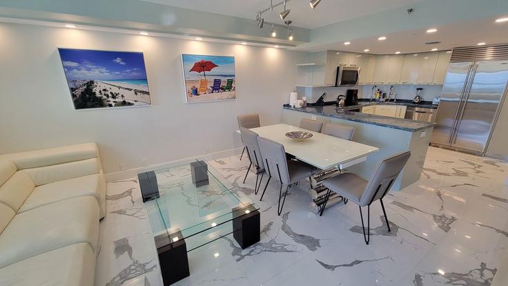 Sala de estar elegantemente projetada com móveis modernos em um apartamento no Building Collins Avenue - livly-housing - 1246647 - MIA em Miami Beach, Miami Beach