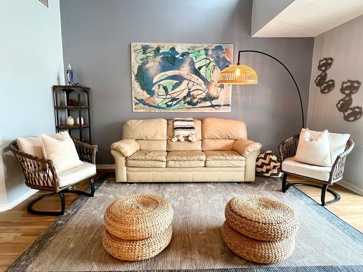 Building Live Oak Park - livly-housing - 1248637 - USA adresindeki bir dairede modern mobilyalarla zarif bir şekilde tasarlanmış oturma odası Seabrook Island, Seabrook Island Building Live Oak Park - livly-housing - 1248637 - USA adresindeki bir dairede modern mobilyalarla zarif bir şekilde tasarlanmış oturma odası Seabrook Island, Seabrook Island