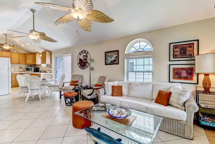 Salle de séjour élégante avec mobilier moderne dans un appartement à Building North Fletcher Avenue - livly-housing - 1246984 - USA à Fernandina Beach, Fernandina Beach Salle de séjour élégante avec mobilier moderne dans un appartement à Building North Fletcher Avenue - livly-housing - 1246984 - USA à Fernandina Beach, Fernandina Beach