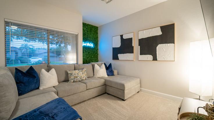 Salle de séjour élégante avec mobilier moderne dans un appartement à Building East North Loop - livly-housing - 1247623 - USA à Queen Creek, Queen Creek