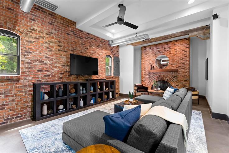 Building Bass Drive - livly-housing - 1248928 - USA adresindeki bir dairede modern mobilyalarla zarif bir şekilde tasarlanmış oturma odası Lake Norman of Catawba, Lake Norman of Catawba