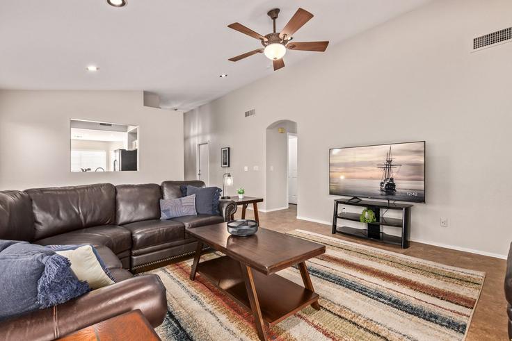 Elegant gestaltetes Wohnzimmer mit moderner Einrichtung in einer Wohnung im Building West Emile Zola Avenue - livly-housing - 1247624 - USA in Peoria, Peoria Elegant gestaltetes Wohnzimmer mit moderner Einrichtung in einer Wohnung im Building West Emile Zola Avenue - livly-housing - 1247624 - USA in Peoria, Peoria