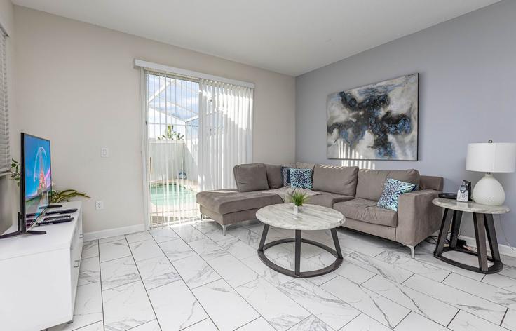 Elegante sala de estar con mobiliario moderno en un apartamento en Building Ocean Course Avenue - livly-housing - 1248306 - MCO en Four Corners, Four Corners Elegante sala de estar con mobiliario moderno en un apartamento en Building Ocean Course Avenue - livly-housing - 1248306 - MCO en Four Corners, Four Corners