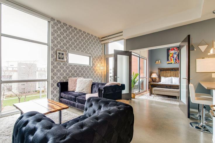 Nashville NashvilleのBuilding Main Street - livly-housing - 1247528 - BNAのアパートメントにある、モダンな家具を備えたエレガントなデザインのリビングルーム