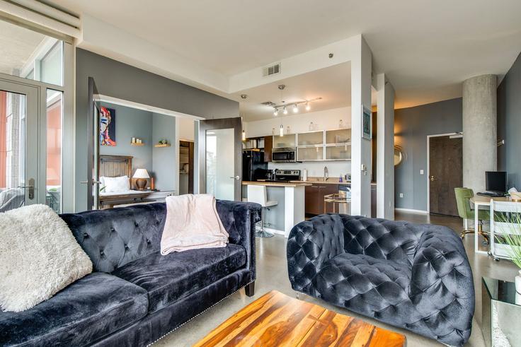 Nashville NashvilleのBuilding Main Street - livly-housing - 1247528 - BNAのアパートメントにある、モダンな家具を備えたエレガントなデザインのリビングルーム Nashville NashvilleのBuilding Main Street - livly-housing - 1247528 - BNAのアパートメントにある、モダンな家具を備えたエレガントなデザインのリビングルーム