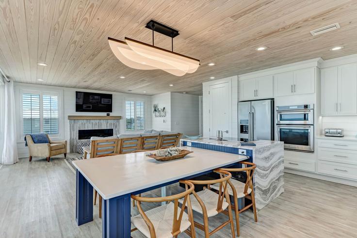 Elegante sala de estar con mobiliario moderno en un apartamento en Building South Fletcher Avenue - livly-housing - 1248199 - USA en Fernandina Beach, Fernandina Beach Elegante sala de estar con mobiliario moderno en un apartamento en Building South Fletcher Avenue - livly-housing - 1248199 - USA en Fernandina Beach, Fernandina Beach