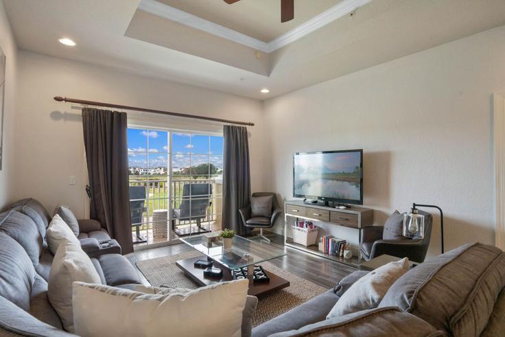 Salle de séjour élégante avec mobilier moderne dans un appartement à Building Seven Eagles Court - livly-housing - 1247867 - MCO à Kissimmee, Kissimmee Salle de séjour élégante avec mobilier moderne dans un appartement à Building Seven Eagles Court - livly-housing - 1247867 - MCO à Kissimmee, Kissimmee