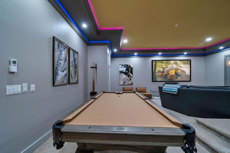 Kissimmee KissimmeeのBuilding Excitement Drive - livly-housing - 1247874 - MCOのアパートメントにある、モダンな家具を備えたエレガントなデザインのリビングルーム