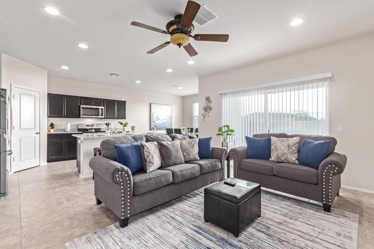 Salle de séjour élégante avec mobilier moderne dans un appartement à Building West Avalon Canyon Drive - livly-housing - 1247612 - USA à Casa Grande, Casa Grande
