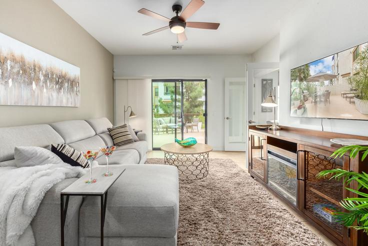 Chandler ChandlerのBuilding West Queen Creek Road - livly-housing - 1247633 - USAのアパートメントにある、モダンな家具を備えたエレガントなデザインのリビングルーム Chandler ChandlerのBuilding West Queen Creek Road - livly-housing - 1247633 - USAのアパートメントにある、モダンな家具を備えたエレガントなデザインのリビングルーム