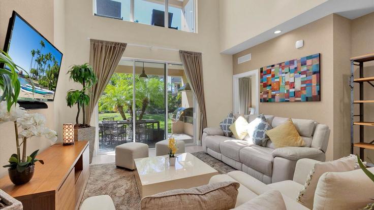 Elegante sala de estar con mobiliario moderno en un apartamento en Building Recife Drive - livly-housing - 1248784 - MCO en Kissimmee, Kissimmee Elegante sala de estar con mobiliario moderno en un apartamento en Building Recife Drive - livly-housing - 1248784 - MCO en Kissimmee, Kissimmee
