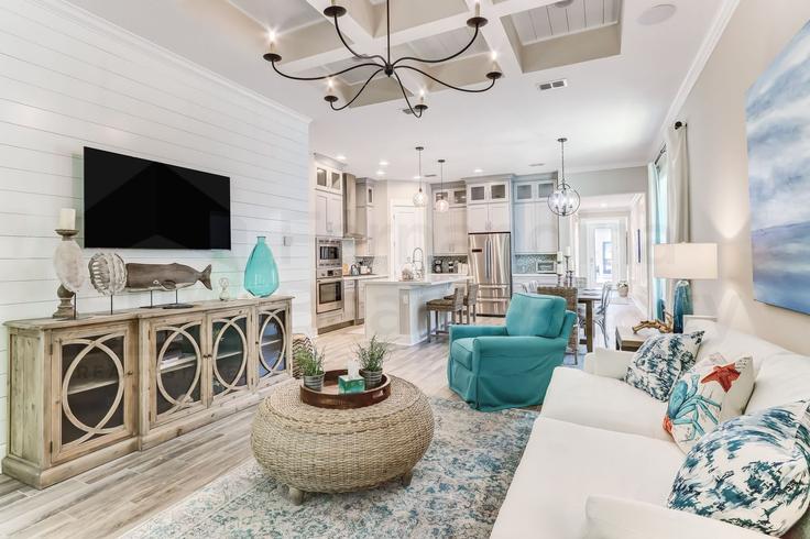 Salle de séjour élégante avec mobilier moderne dans un appartement à Building Shell Cove Circle - livly-housing - 1246976 - USA à Fernandina Beach, Fernandina Beach