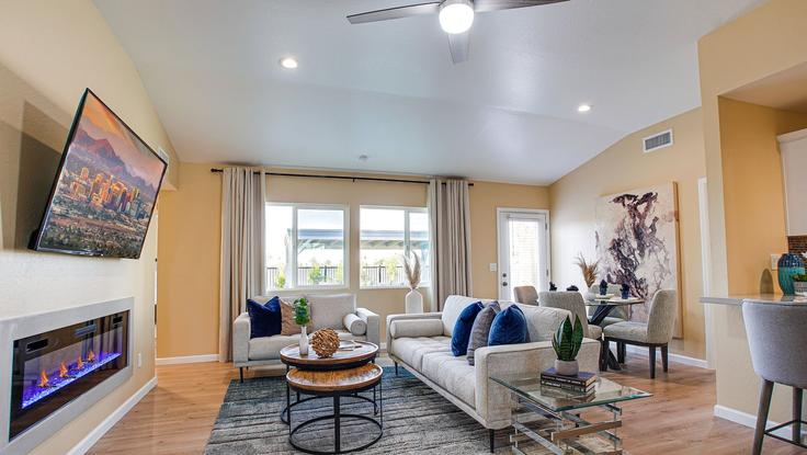 Salle de séjour élégante avec mobilier moderne dans un appartement à Building West Heatherbrae Drive - livly-housing - 1247627 - USA à Phoenix, Phoenix Salle de séjour élégante avec mobilier moderne dans un appartement à Building West Heatherbrae Drive - livly-housing - 1247627 - USA à Phoenix, Phoenix