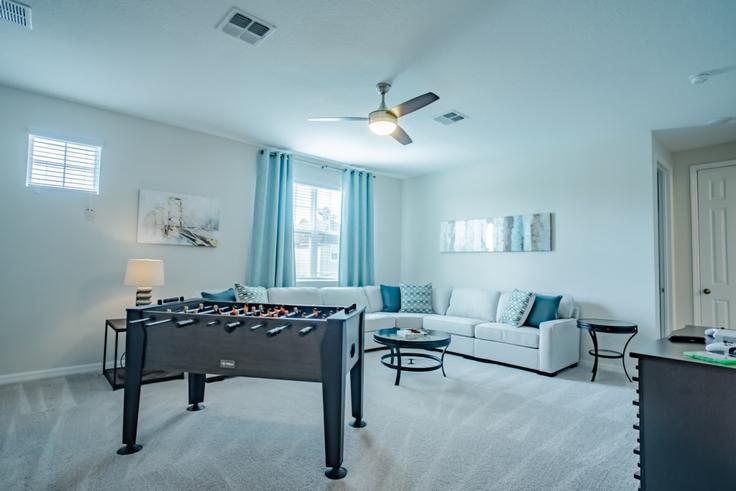 Salle de séjour élégante avec mobilier moderne dans un appartement à Building Nassau Point Trail - livly-housing - 1248297 - MCO à Four Corners, Four Corners