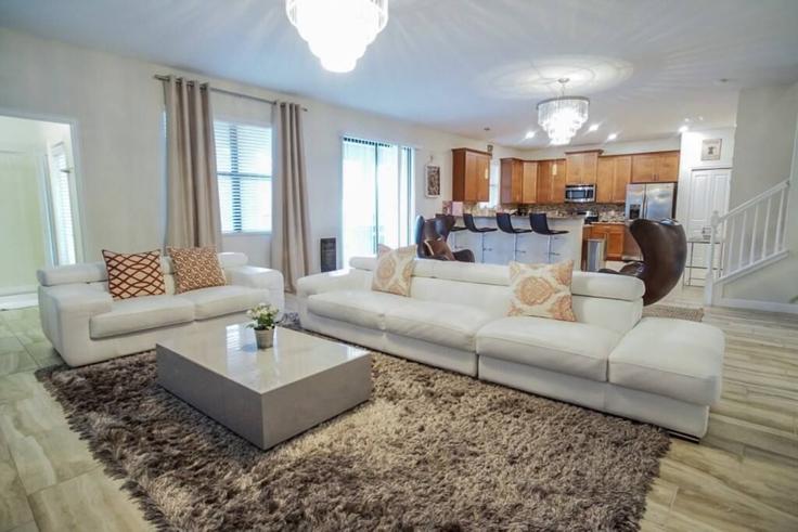 Elegante sala de estar con mobiliario moderno en un apartamento en Building Divot Way - livly-housing - 1248301 - MCO en Four Corners, Four Corners Elegante sala de estar con mobiliario moderno en un apartamento en Building Divot Way - livly-housing - 1248301 - MCO en Four Corners, Four Corners