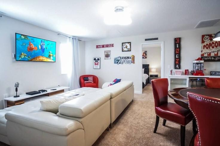 Sala de estar elegantemente projetada com móveis modernos em um apartamento no Building Divot Way - livly-housing - 1248301 - MCO em Four Corners, Four Corners