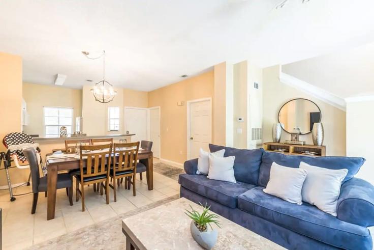 Four Corners Four CornersのBuilding Sun Key Place - livly-housing - 1248271 - MCOのアパートメントにある、モダンな家具を備えたエレガントなデザインのリビングルーム